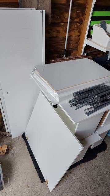 Gedemonteerde Besta Ikea kast met lades en planken