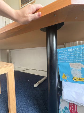 Stevig bureau met houten blad en metalen poten