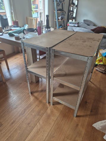 Gratis af te halen: 2 stevige metalen rekken (40x90x90)