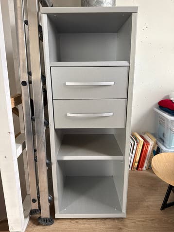 Grijze kast met lades en planken