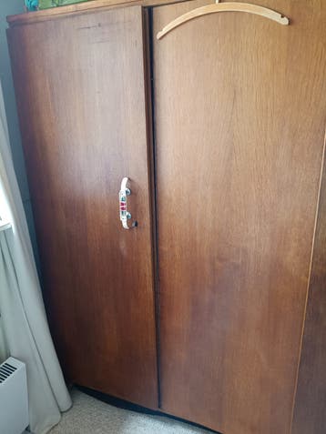 gratis af te halen! Mooie houten kast met 3 deuren, leg- en