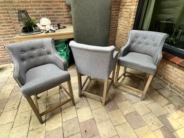 4 Grijze barkruk met stoffen bekleding en houten poten