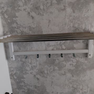 Gratis kapstok met hoedenplank en haken