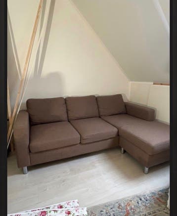 Comfortabele bruine hoekbank met chaise longue