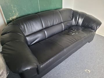 bank 2½ zitter zwart. Met schade. Gratis af te halen.