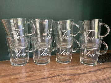 Set van 8 glazen theemokken met 'Tea' opdruk