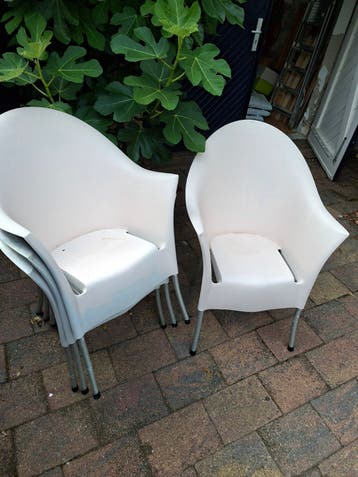 Set van 4 witte kunststof stoelen - Gebruikt