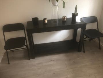 Stijlvolle zwarte bijzettafel met opbergplank