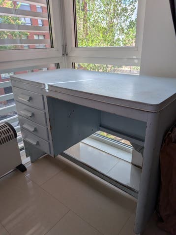 Houten bureau - gratis op te halen vanaf 2 aug