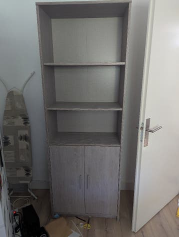 grijze kast met deuren en open vakken