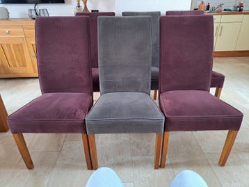 6 eetkamerstoelen: 4 aubergine, 2 grijs