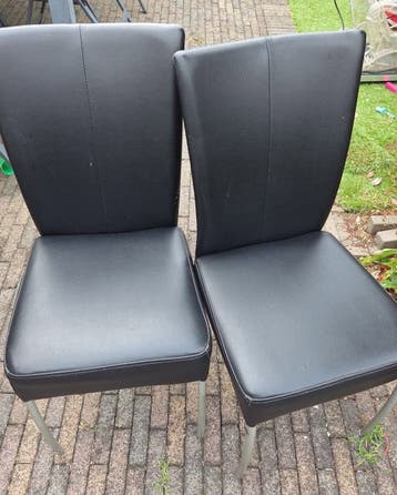 GRATIS: 4 zwarte kunstlederen stoelen