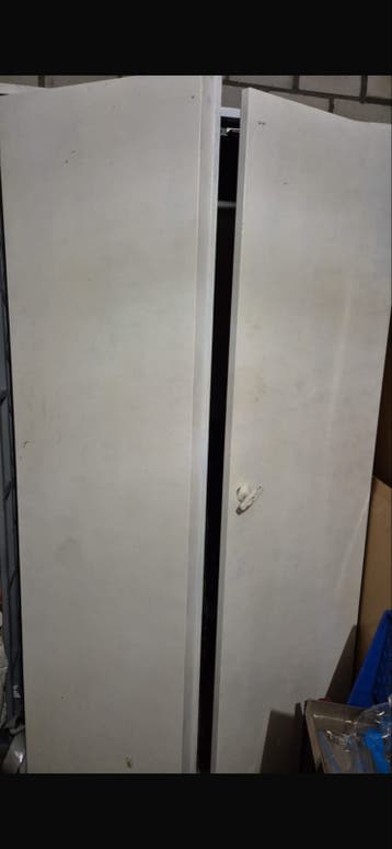 Witte kledingkast met deuren