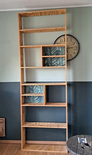Houten boekenkast met decoratieve achterwand. 243 x 84 x 20