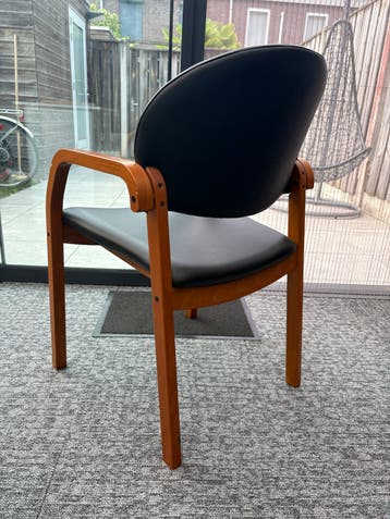GRATIS stoel met houten frame en zwart leren zitting