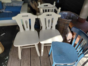 Gratis af te halen, 4 witte en 1 blauwe  stoel