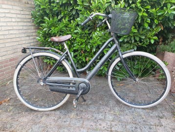 Gratis damesfiets met mand - ketting ligt eraf