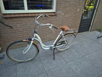 Batavus damesfiets met lage instap en bagagedrager