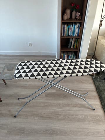 Strijkplank met modern zwart-wit patroon