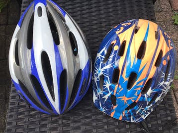 Twee fietshelmen. Gratis.
