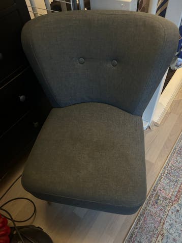 gratis Comfortabele grijze stoel met houten poten