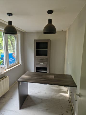 Smalle hoge kast met bijpassend bureau - gratis afhalen
