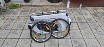 2 damesfietsen en honde car