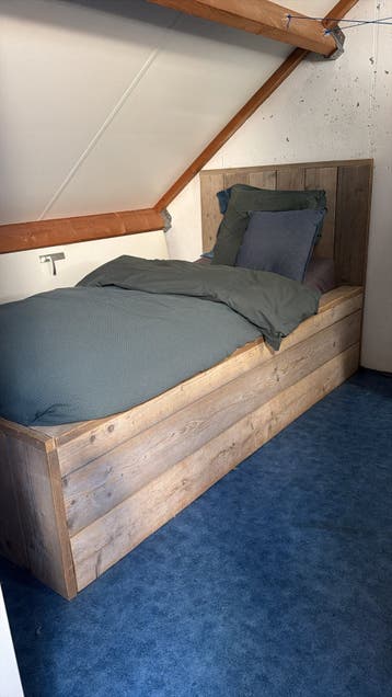 Steigerhouten eenpersoonsbed met hoofdbord