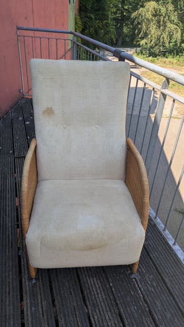 Gratis Comfortabele beige fauteuil met rieten armleuningen