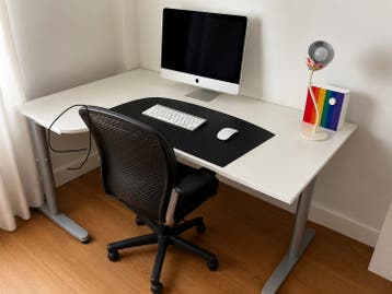 Modern bureau met wit werkblad en metalen poten