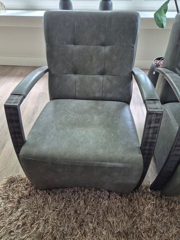 **GRATIS** 2x Gebruikte fauteuil stoeltjes (kunstleder)