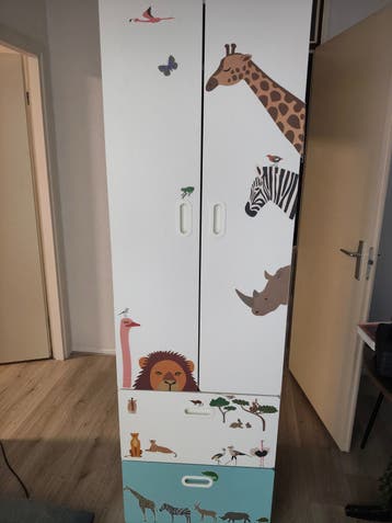 Kledingkast met dierenprint voor kinderkamer
