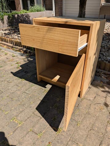 Houten nachtkastje met lade en kastje