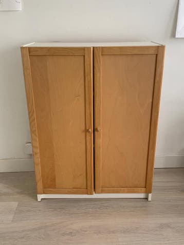Houten kastje met twee deuren en planken