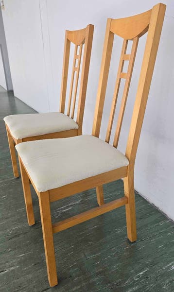 2 IKEA Aron houten eetkamerstoelen met lichte zitting