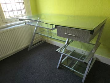 Glazen computerbureau met lade en opbergruimte