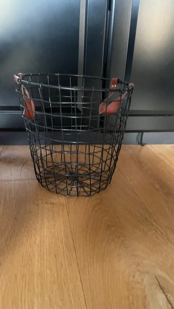 Gratis af te halen Zwarte metalen mand met leren handvatten