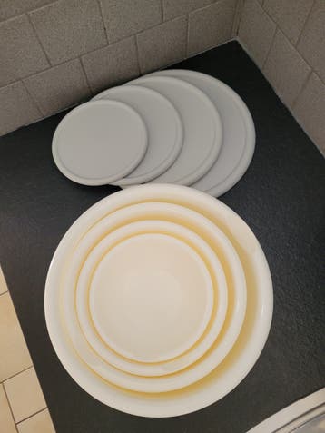 Set van 4 kunststof kommen en 4 deksels
