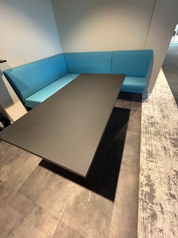 Moderne eettafel met metalen onderstel