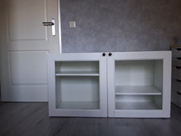 Wit kastje met glazen deuren en planken