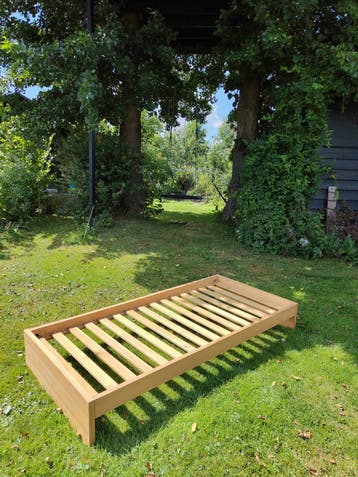 GRATIS! Houten eenpersoonsbed (90x200 cm) met/zonder matras