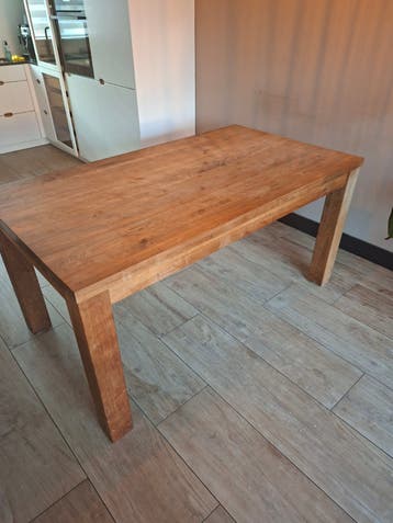 Robuuste eettafel van massief hout