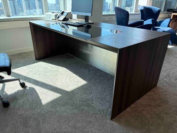 3 bureau's en 1 vergadertafel