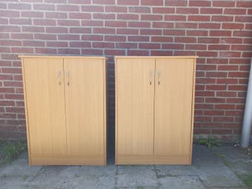 Twee houten kasten met deuren en planken