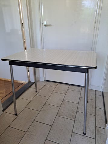 Retro Formica keukentafel uit jaren 60. GRATIS AFHALEN