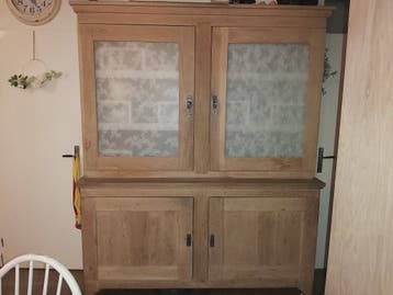 Eikenhouten buffetkast met effen melkglas