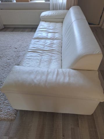 Ruime bank met hocker