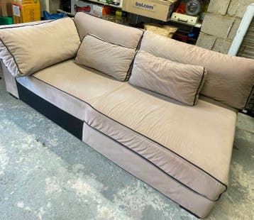 Comfortabele beige bank met zwarte bies