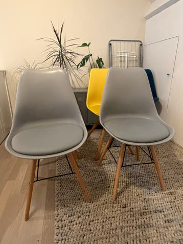 2 grijze en 2 gele stoelen gratis