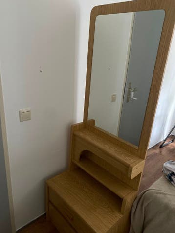 nachtkastje en spiegel